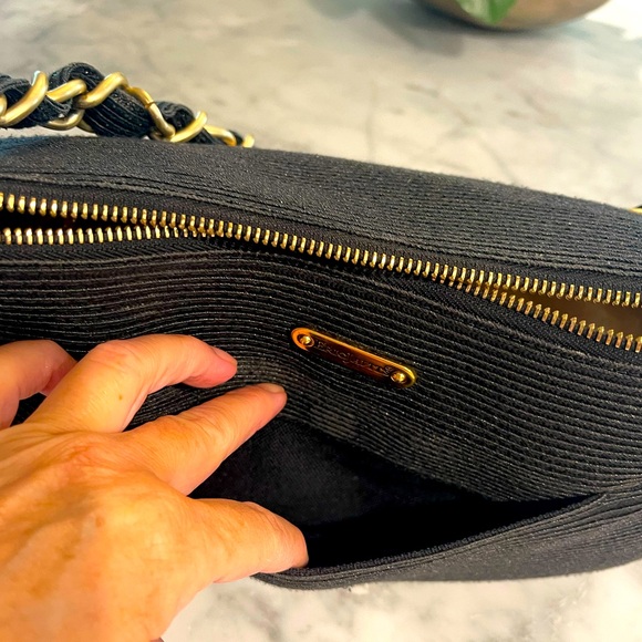 Eric Javits Straw / Linen Black Handbag with Gold Chain Strap - Picture 6 of 7